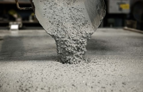 Adding superplasticizer to concrete mix